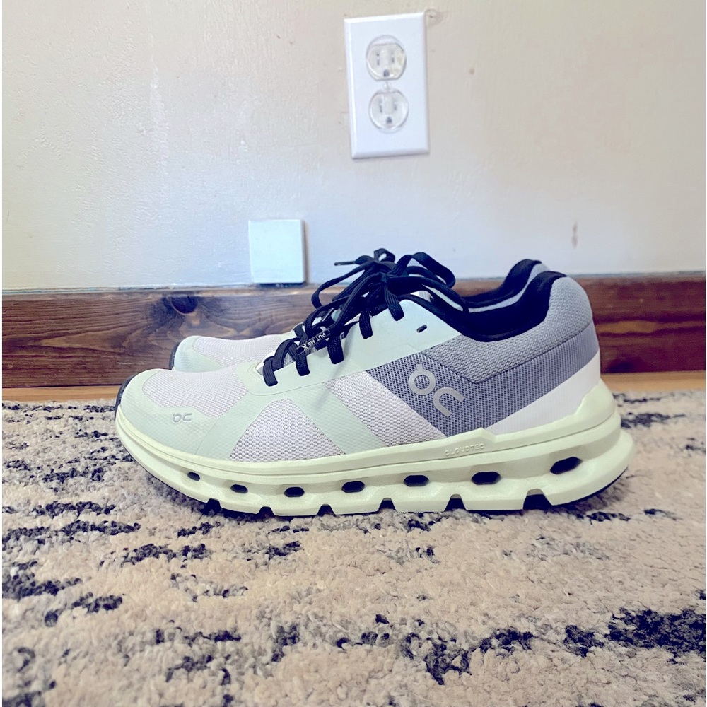 Womens OnCloud size 6.5